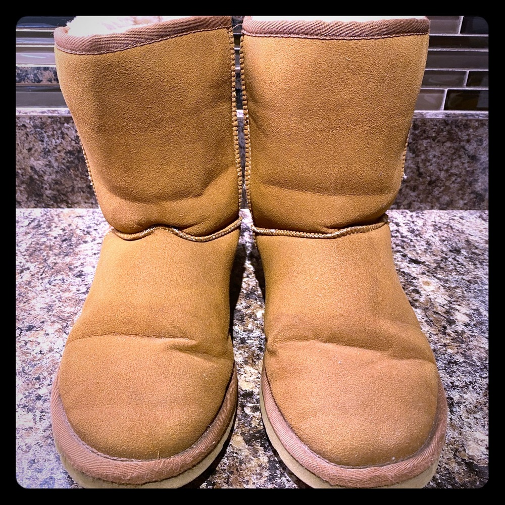 Ugg short boots size9